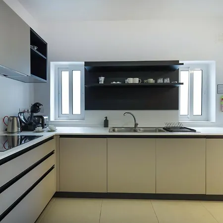 Apartment Spacious & 3bd With Front Balcony - Close To Sliema, St Julians, Valletta *