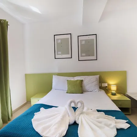 Spacious & 3bd With Front Balcony - Close To Sliema, St Julians, Valletta Pembroke