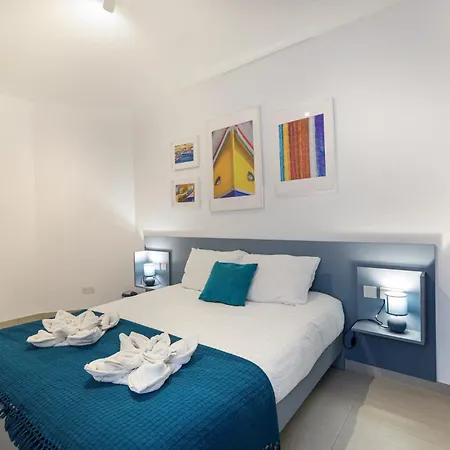 Spacious & 3bd With Front Balcony - Close To Sliema, St Julians, Valletta Apartment