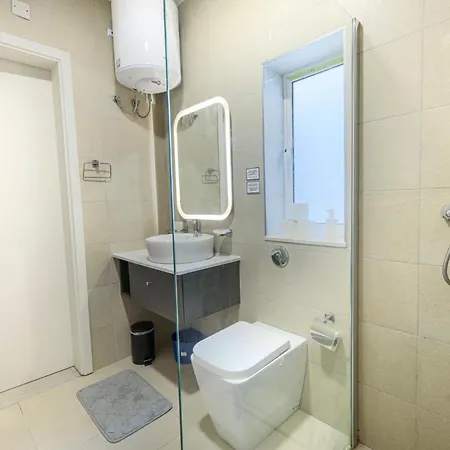 Spacious & 3bd With Front Balcony - Close To Sliema, St Julians, Valletta *