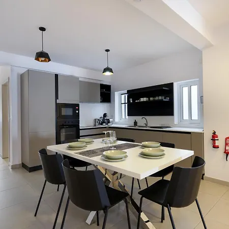 Apartment Spacious & 3bd With Front Balcony - Close To Sliema, St Julians, Valletta *