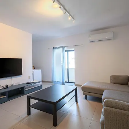 Apartment Spacious & 3bd With Front Balcony - Close To Sliema, St Julians, Valletta *