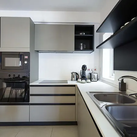 Spacious & 3bd With Front Balcony - Close To Sliema, St Julians, Valletta Pembroke