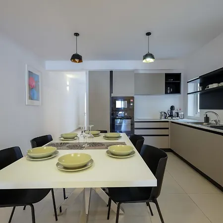 Apartment Spacious & 3bd With Front Balcony - Close To Sliema, St Julians, Valletta Pembroke