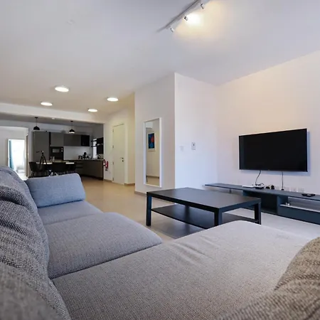 Spacious & 3bd With Front Balcony - Close To Sliema, St Julians, Valletta Pembroke