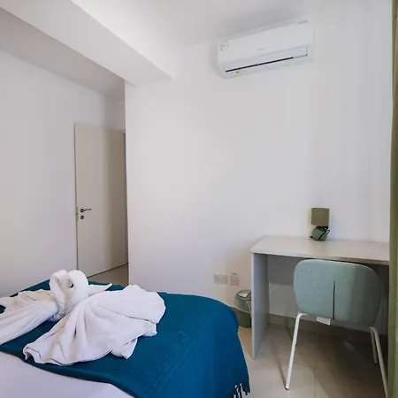 Spacious & 3bd With Front Balcony - Close To Sliema, St Julians, Valletta Apartment *