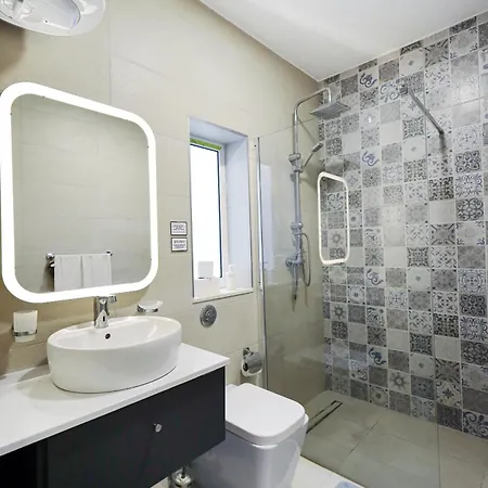 Spacious & 3bd With Front Balcony - Close To Sliema, St Julians, Valletta Pembroke