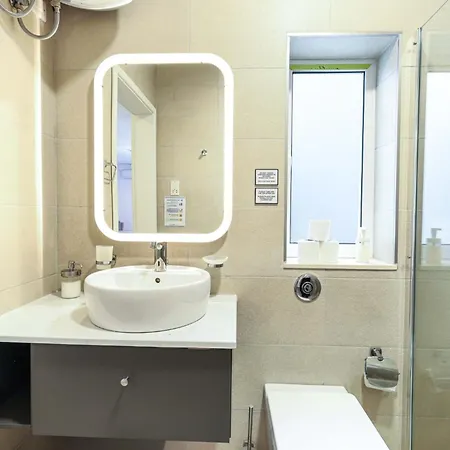 Spacious & 3bd With Front Balcony - Close To Sliema, St Julians, Valletta Pembroke