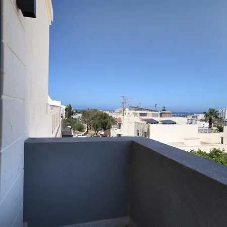 Spacious & 3bd With Front Balcony - Close To Sliema, St Julians, Valletta Apartment