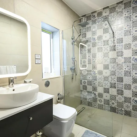 Apartment Spacious & 3bd With Front Balcony - Close To Sliema, St Julians, Valletta