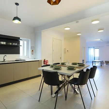 Spacious & 3bd With Front Balcony - Close To Sliema, St Julians, Valletta Apartment *