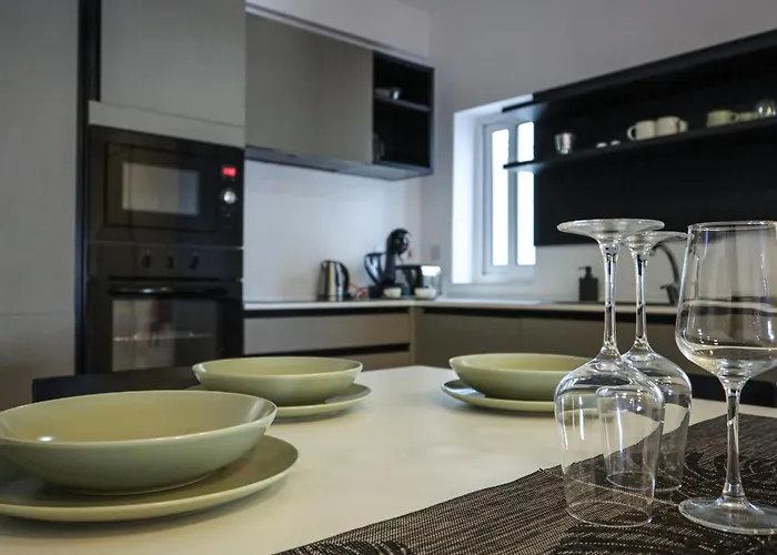 Spacious & 3bd With Front Balcony - Close To Sliema, St Julians, Valletta Appartamento