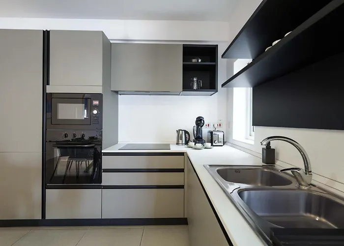 Spacious & 3bd With Front Balcony - Close To Sliema, St Julians, Valletta פמברוק