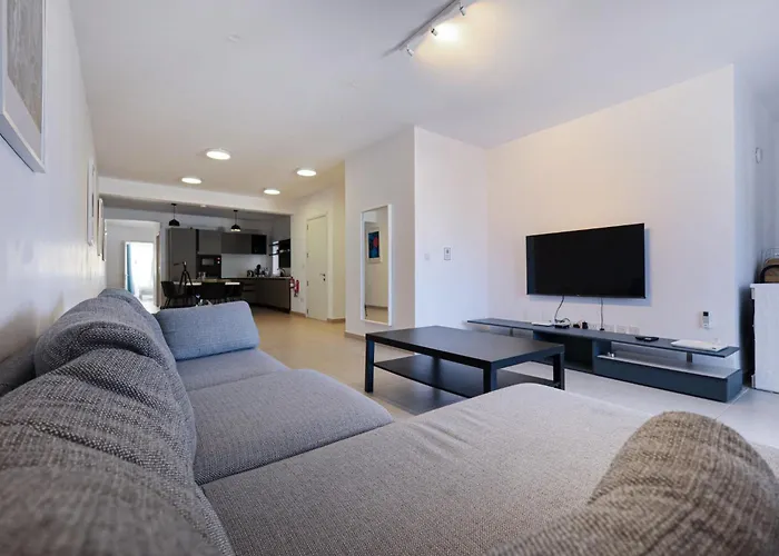 Spacious & 3bd With Front Balcony - Close To Sliema, St Julians, Valletta פמברוק