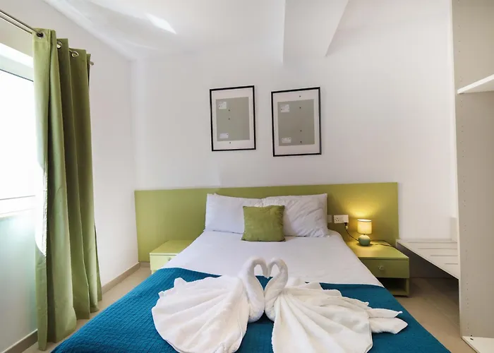 Spacious & 3bd With Front Balcony - Close To Sliema, St Julians, Valletta פמברוק