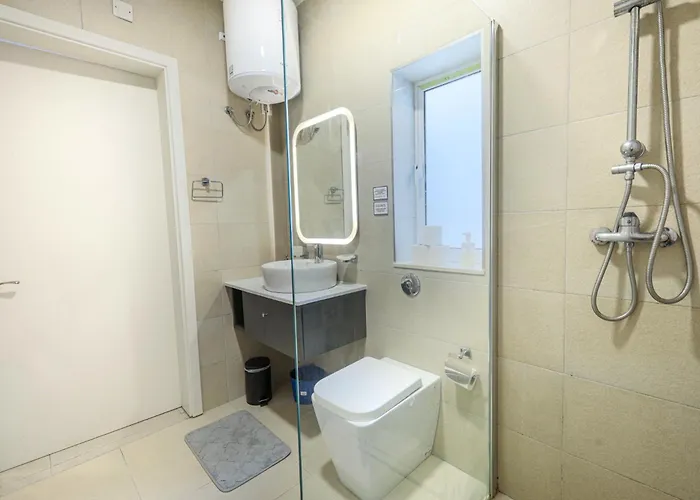 Spacious & 3bd With Front Balcony - Close To Sliema, St Julians, Valletta *