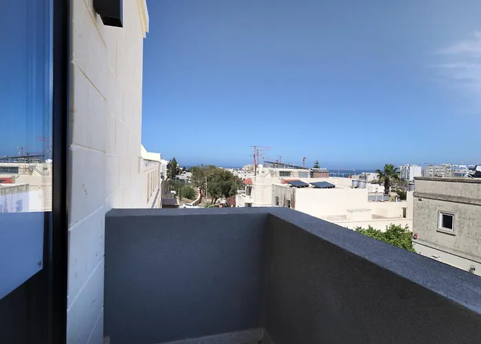 Spacious & 3bd With Front Balcony - Close To Sliema, St Julians, Valletta דירה