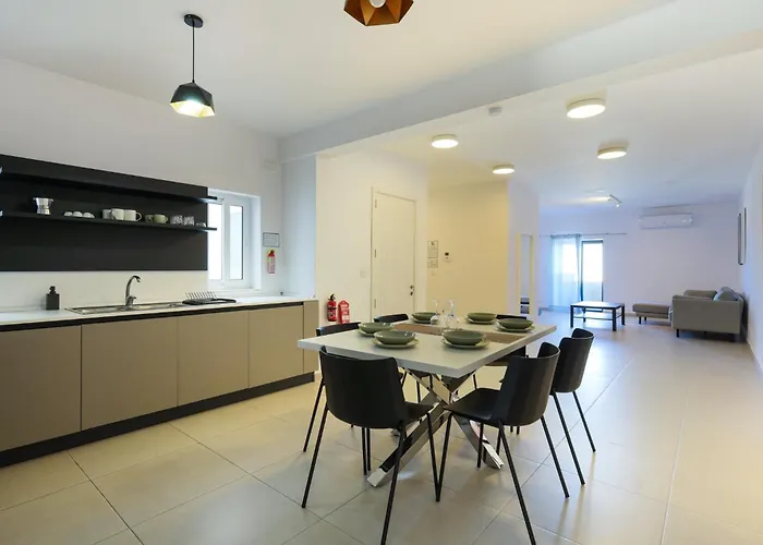 Spacious & 3bd With Front Balcony - Close To Sliema, St Julians, Valletta דירה *